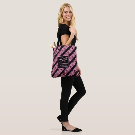 Monogram op fractal roze en zwart Tas (Op model)