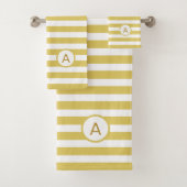 Monogram op Golden & White Striped Bad Handdoek (Insitu)