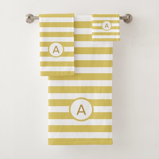 Monogram op Golden & White Striped Bad Handdoek (Insitu)