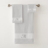 Monogram op Light Silver Grey Shades Bad Handdoek (Insitu)
