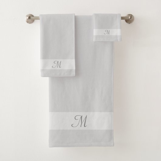 Monogram op Light Silver Grey Shades Bad Handdoek (Insitu)