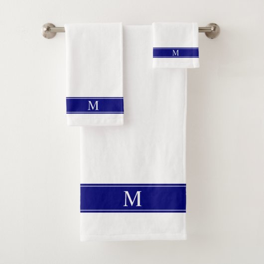 Monogram op Navy Blue en White Minimalist Bad Handdoek (Insitu)