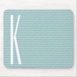 Monogram op Retro Blue Mini Chevron Patroon Muismat<br><div class="desc">Schattige,  aanpasbaar wit monogram op chique Retro Blue Mini Chevron achtergrond. Cool,  girly design met groot,  op maat gemaakt,  verticaal gepersonaliseerd monogram. Personaliseer monogram met uw voor- of achternaam initiaal! Geweldig op maat gemaakt trendy cadeau voor kinderen,  tieners,  tieners of volwassenen; jongen of meisje!</div>
