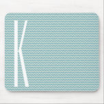 Monogram op Retro Blue Mini Chevron Patroon Muismat<br><div class="desc">Schattige, aanpasbaar wit monogram op chique Retro Blue Mini Chevron achtergrond. Cool, girly design met groot, op maat gemaakt, verticaal gepersonaliseerd monogram. Personaliseer monogram met uw voor- of achternaam initiaal! Geweldig op maat gemaakt trendy cadeau voor kinderen, tieners, tieners of volwassenen; jongen of meisje!</div>