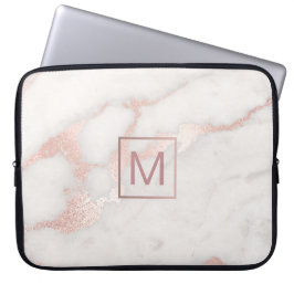 Monogram op roze marmer laptop sleeve