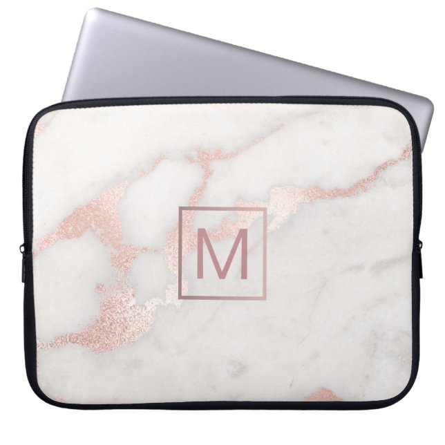 Monogram op roze marmer laptop sleeve (Voorkant)