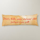 Monogram op Sinaasappel & Gold Doubt doodt meer dr Lichaamskussen (Achterkant)