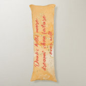 Monogram op Sinaasappel & Gold Doubt doodt meer dr Lichaamskussen (Voorkant Verticaal)