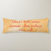 Monogram op Sinaasappel & Gold Doubt doodt meer dr Lichaamskussen (Voorkant)