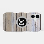 Monogram op strandhout achtergrond iPhone 16 hoesje (Achterkant horizontaal)