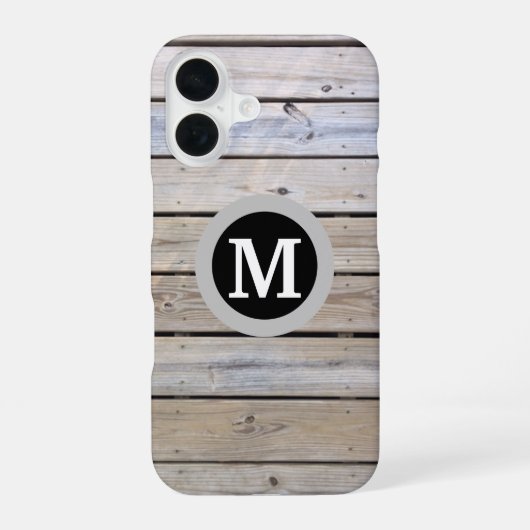 Monogram op strandhout achtergrond iPhone 16 hoesje (Achterkant)