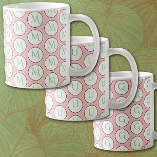Monogram op zacht stoffig roze koffiemok