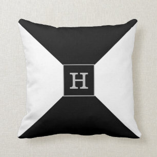 Monogram op zwart en wit kussen