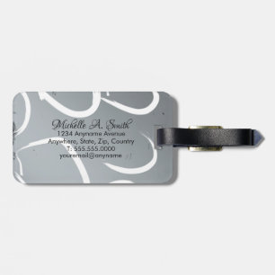 Monogram op zwart op zilveren achtergrond met witt bagagelabel