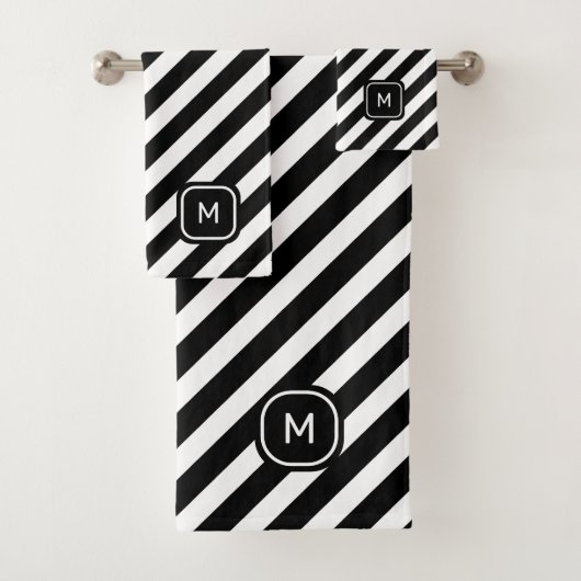 Monogram op zwart-wit gestreepte achtergrond bad handdoek (Insitu)