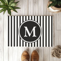 Monogram op zwart-wit gestreepte banen
