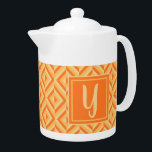 Monogram Oranje driekleurig diamantpatroon Theepot<br><div class="desc">Maak je thee in deze Monogram Oranje Drietonige Diamond Pattern Theepot. Het heeft een geometrisch diamantpatroon in drie tinten sinaasappel met een initiaal in licht sinaasappel tegen een donker oranje vierkant. Personaliseer het met je initiaal. Geef je teatime een extra pop kleur.</div>