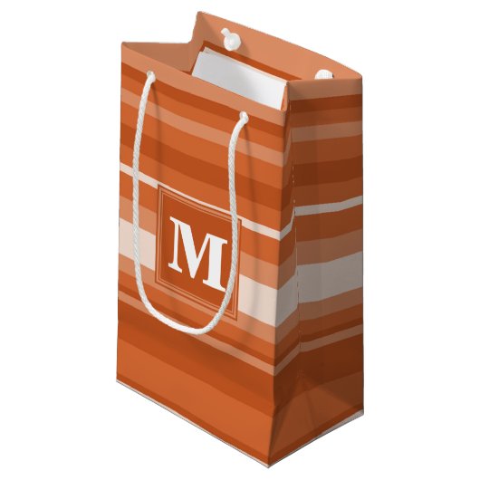 Monogram oranje strepen klein cadeauzakje (Voorkant Gekanteld)