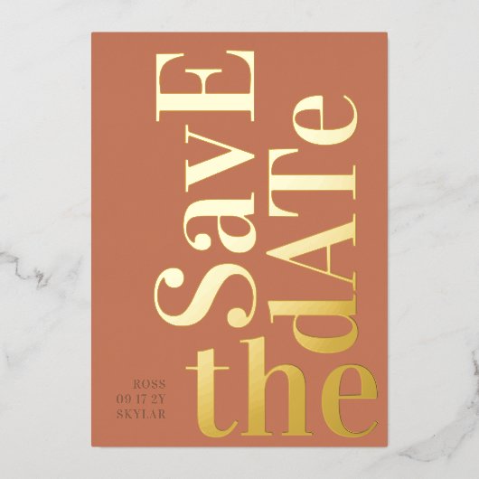 Monogram Oranje Terracotta sparen de datum Folie Uitnodiging (Voorkant)