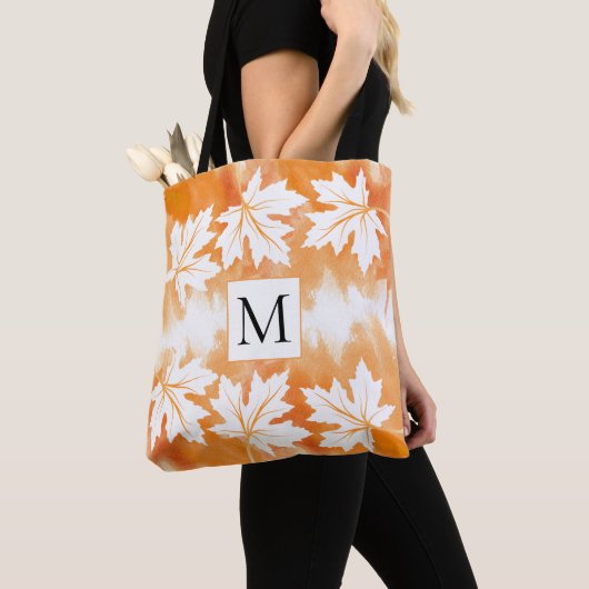 Monogram Oranje waterverf en esdoorbladeren Tote Bag (Dichtbij)