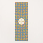 Monogram | OutdoorGeo-stap | Goud en blauw patroon Yogamat (Voorkant)