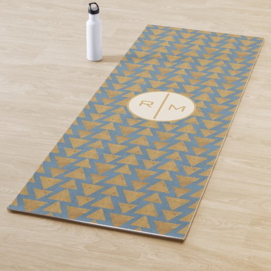 Monogram | OutdoorGeo-stap | Goud en blauw patroon Yogamat (In situ)