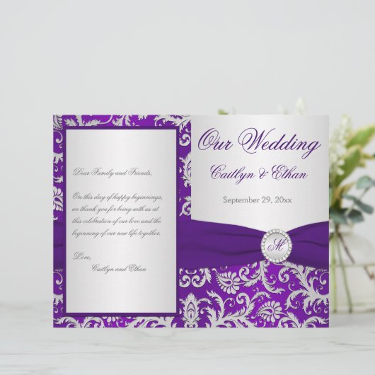 Monogram Paars en Silver Damask Wedding Program (Staand voorkant)