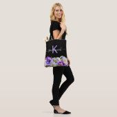 Monogram paars violet zwarte floraalschrift tote bag (Op model)