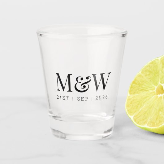 Monogram Paar's Zwart Modern Bruiloft Shot Glas (Voorkant)