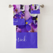 Monogram Paarse Blauwe Floral Bad Handdoek (Insitu)
