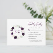 Monogram Paarse Blush Bloemen Krans Bruiloft RSVP Kaartje (Staand voorkant)