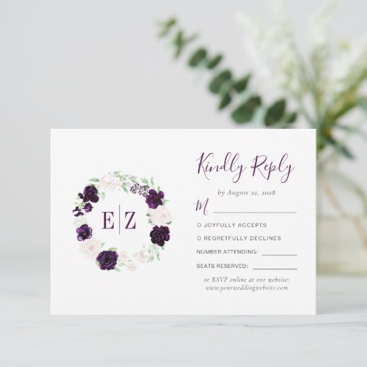 Monogram Paarse Blush Bloemen Krans Bruiloft RSVP Kaartje (Staand voorkant)