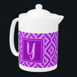 Monogram Paarse driekleurige diamantpatroon Theepot<br><div class="desc">Brouw je thee in deze Monogram Paarse Drietonige Diamanttheepot. Het heeft een geometrisch diamantpatroon in drie tinten paarse met een initiaal in licht paarse tegen een donker paarse vierkant. Personaliseer het met je initiaal. Een geweldig cadeau idee voor de theeliefhebber in je leven.</div>