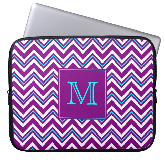 Monogram Paarse en Aqua Chevron-laptophoes Laptop Sleeve (Voorkant)