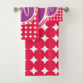Monogram Paarse en Rode Polka Dot Bad Handdoek (Insitu)
