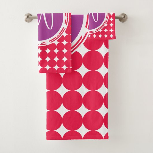 Monogram Paarse en Rode Polka Dot Bad Handdoek (Insitu)