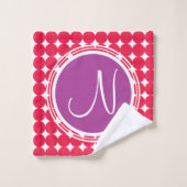 Monogram Paarse en Rode Polka Dot Bad Handdoek (Wasdoekje)