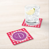Monogram Paarse en Rode Polka Dot Kartonnen Onderzetters (Insitu)