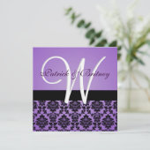Monogram Paarse en zwarte Damask Wedding Invitatio Kaart (Staand voorkant)