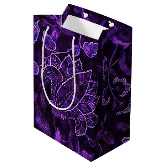 Monogram Paarse  Floral GIft Bag Medium Cadeauzakje (Achterkant Gekanteld)