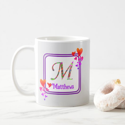 Monogram Paarse Kleurrijke Harten Initiaal Achtern Koffiemok (Met donut)