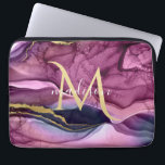 Monogram Paarse roze en goudgetijden Laptop Sleeve<br><div class="desc">Monogram Paars roze en goudgeagglomereerd ontwerp . De sjablonen zijn opgezet klaar om aan te passen en te personaliseren. Als u de kleur of de stijl van de tekst zou willen veranderen klik verder aanpassen aan het eind van de sjabloon.</div>