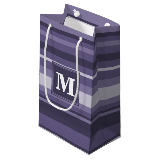 Monogram paarse strepen klein cadeauzakje (Voorkant Gekanteld)