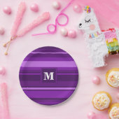 Monogram paarse strepen papieren bordje (Feest)