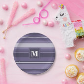 Monogram paarse strepen papieren bordje (Feest)