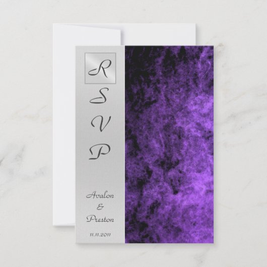 Monogram Paarse textuur Rsvp Uitnodiging (Voorkant)