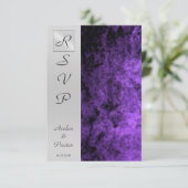 Monogram Paarse textuur Rsvp Uitnodiging (Staand voorkant)