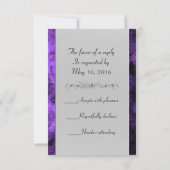 Monogram Paarse textuur Rsvp Uitnodiging (Achterkant)