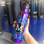 Monogram paarse turquoise blauwe confetti stippen  waterfles<br><div class="desc">Sparkly turquoise blauw, paars, roze en groene confetti stippen op een donkerblauwgroen achtergrond en deze chic, modern monogramed roestvrij stalen waterflesje. Voeg een gevoel van stijl aan uw werkout toe. Maakt een leuk statement elke keer als je het gebruikt. Pas de kleur van het flesje aan met een van de...</div>
