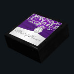 Monogram Paarse, Zilveren Damast MOH Trinket Box Cadeaudoosje<br><div class="desc">Deze grote maat aanpasbare paarse en zilveren damast patroon Maid of Honor sieraden doos met een FAUX lint en juwelen broche heeft een plek voor u om te personaliseren met het monogram van uw Maid of Honor of andere bruiloft party begeleider. Als u vragen hebt om wijzigingen aan te brengen...</div>